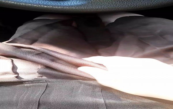 Crossdresser mengenakan seragam sekolah gadis berwarna coklat (pramuka)